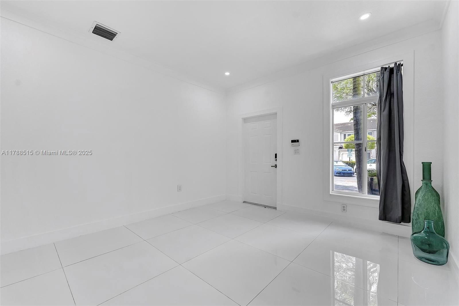 Real estate property located at 5725 112th Path, Miami-dade, Doral Northeast Townhomes, Doral, FL