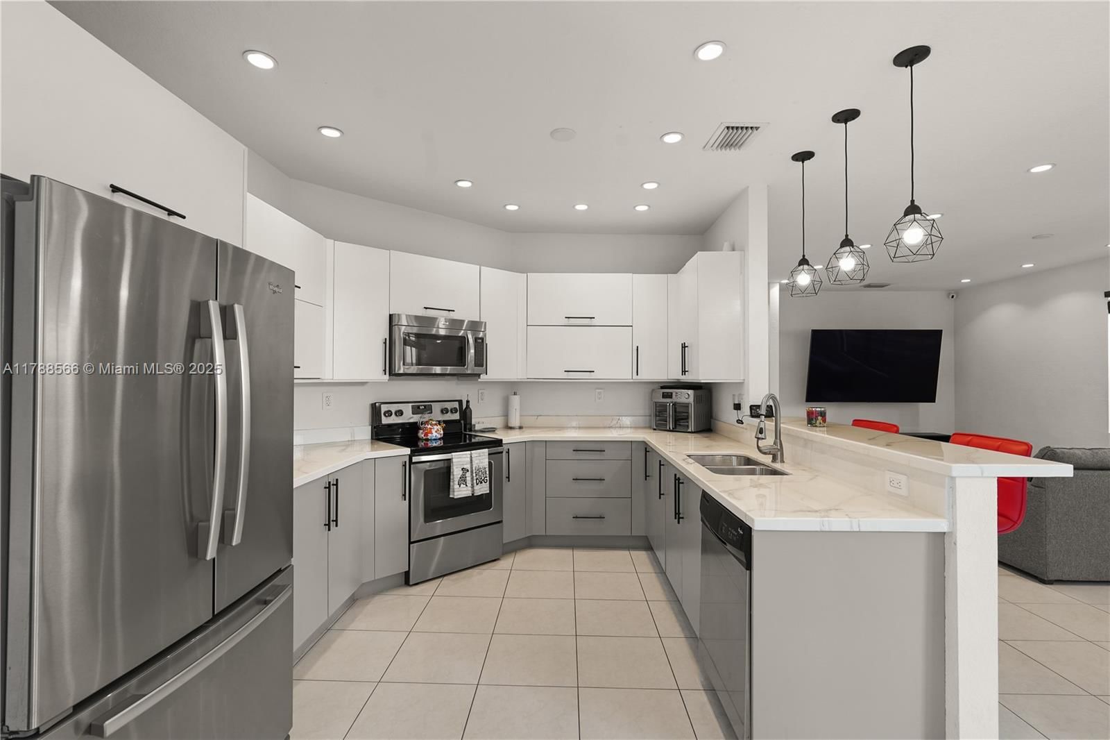 Real estate property located at 10371 10th St, Miami-dade, Fontainebleau West North, Miami, FL