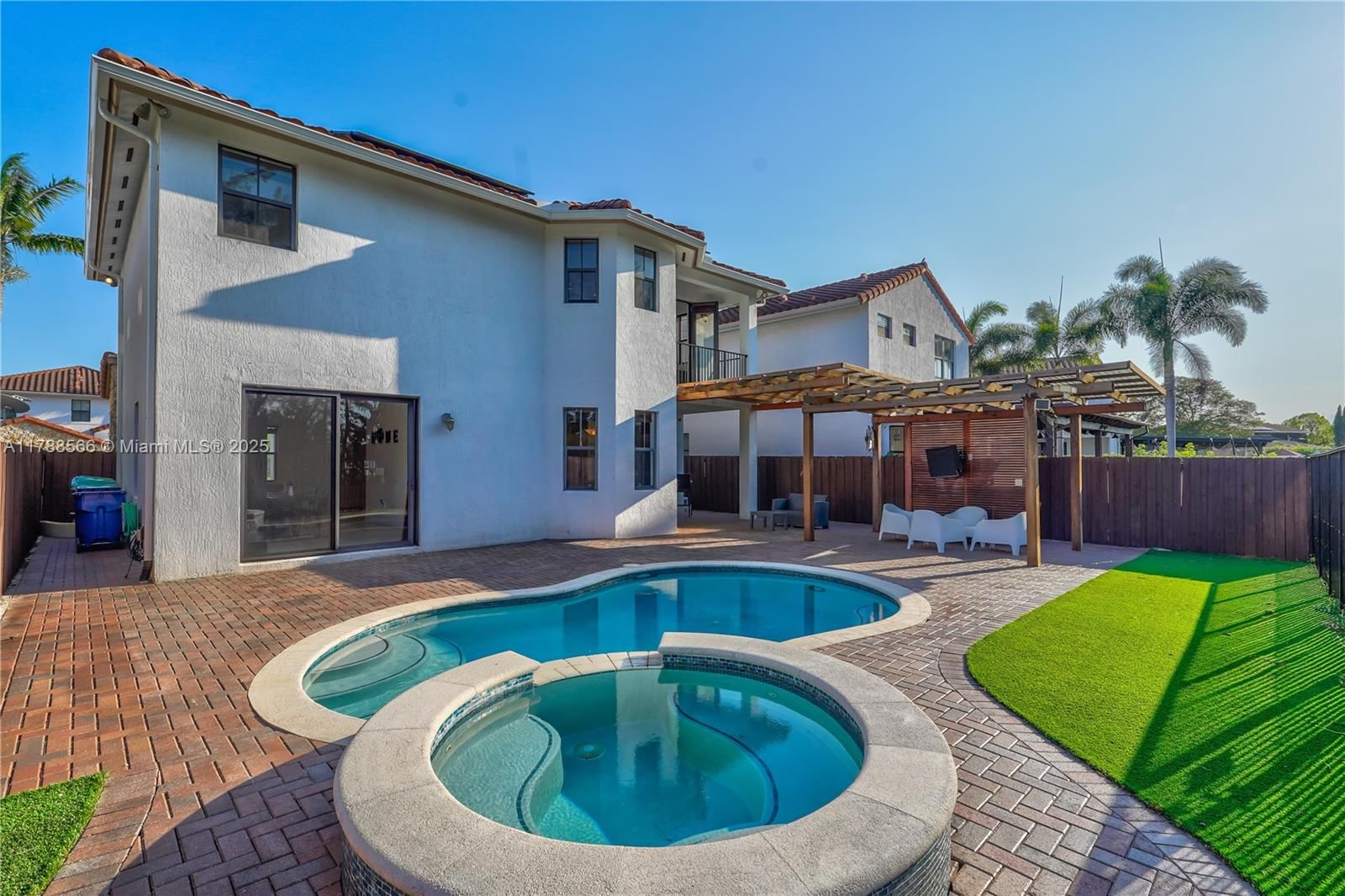 Real estate property located at 10371 10th St, Miami-dade, Fontainebleau West North, Miami, FL
