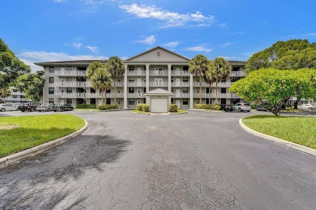 Real estate property located at 1522 Whitehall Dr #202, Broward, Condo 11 Of Whitehall Con, Davie, FL