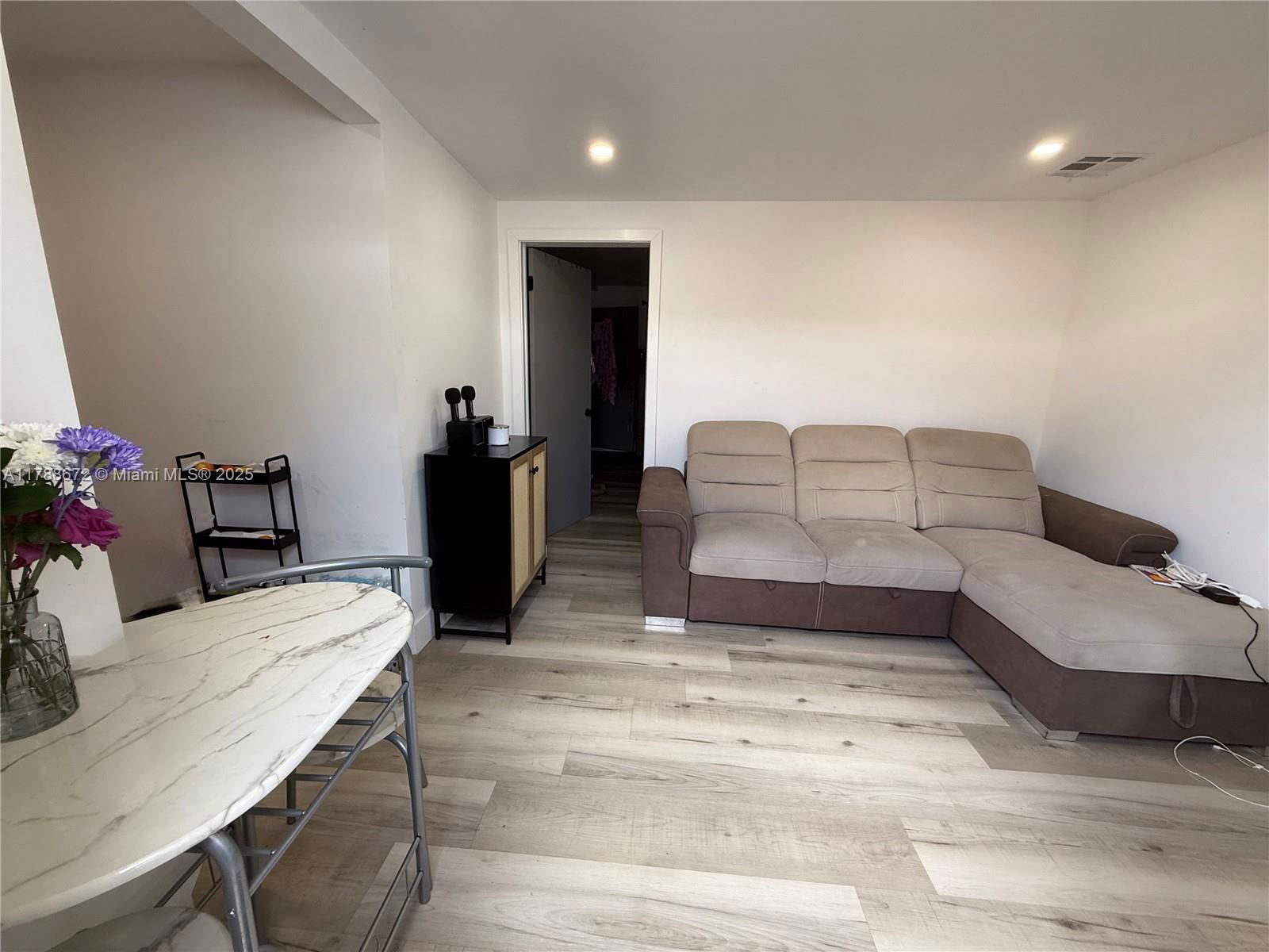 Real estate property located at 3902 8th Ct, Miami-dade, Linden Gardens, Hialeah, FL