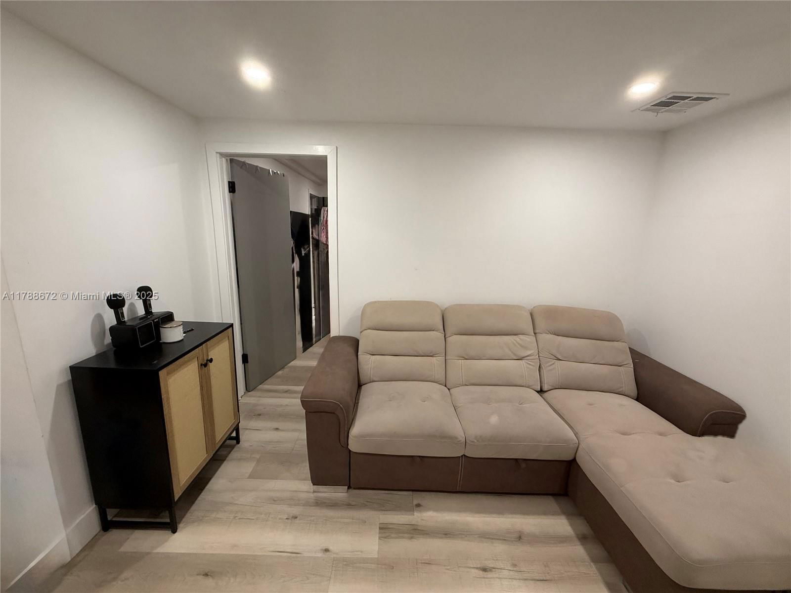 Real estate property located at 3902 8th Ct, Miami-dade, Linden Gardens, Hialeah, FL