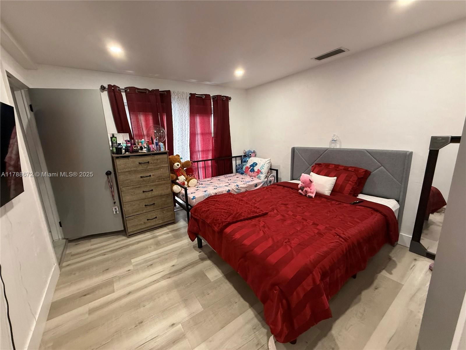 Real estate property located at 3902 8th Ct, Miami-dade, Linden Gardens, Hialeah, FL