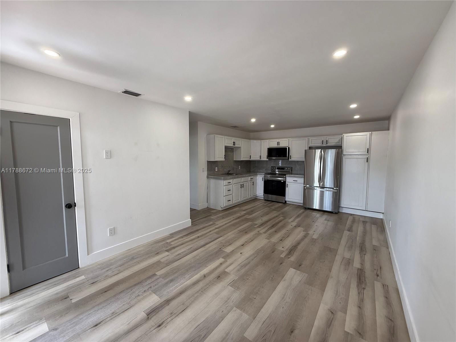 Real estate property located at 3902 8th Ct, Miami-dade, Linden Gardens, Hialeah, FL
