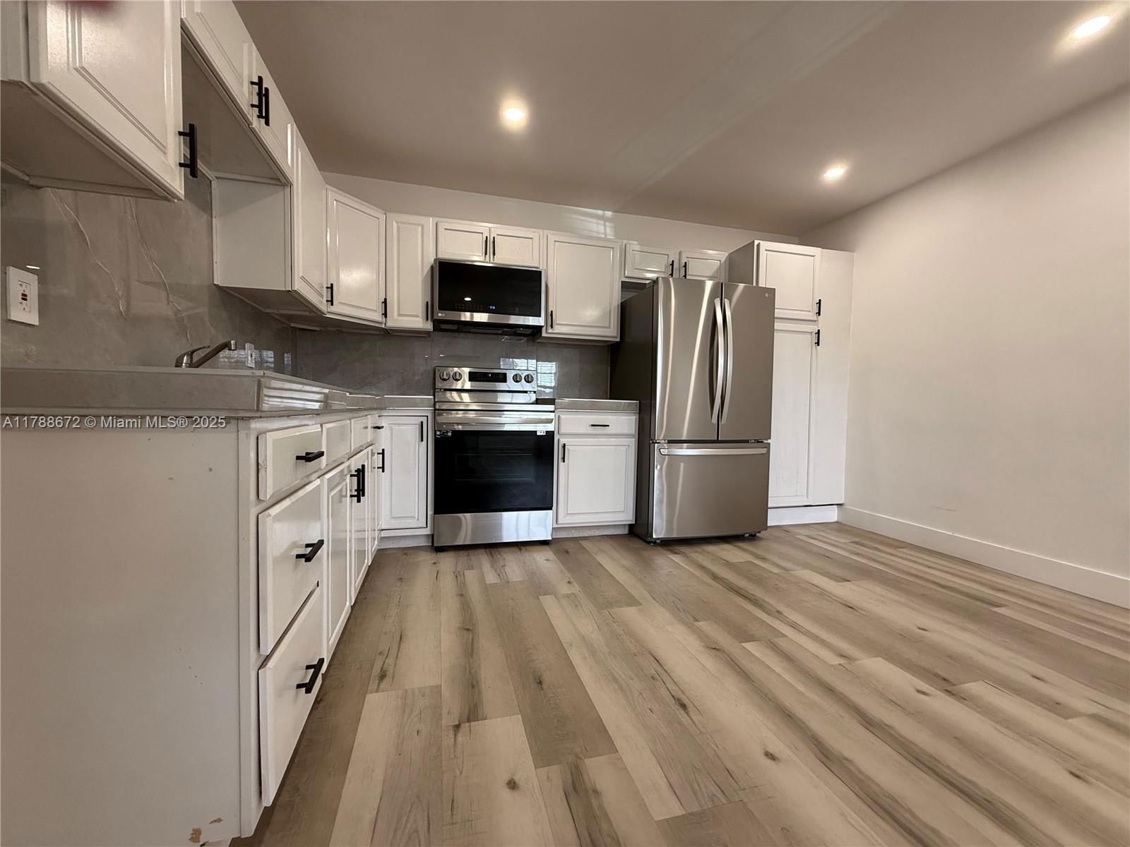 Real estate property located at 3902 8th Ct, Miami-dade, Linden Gardens, Hialeah, FL
