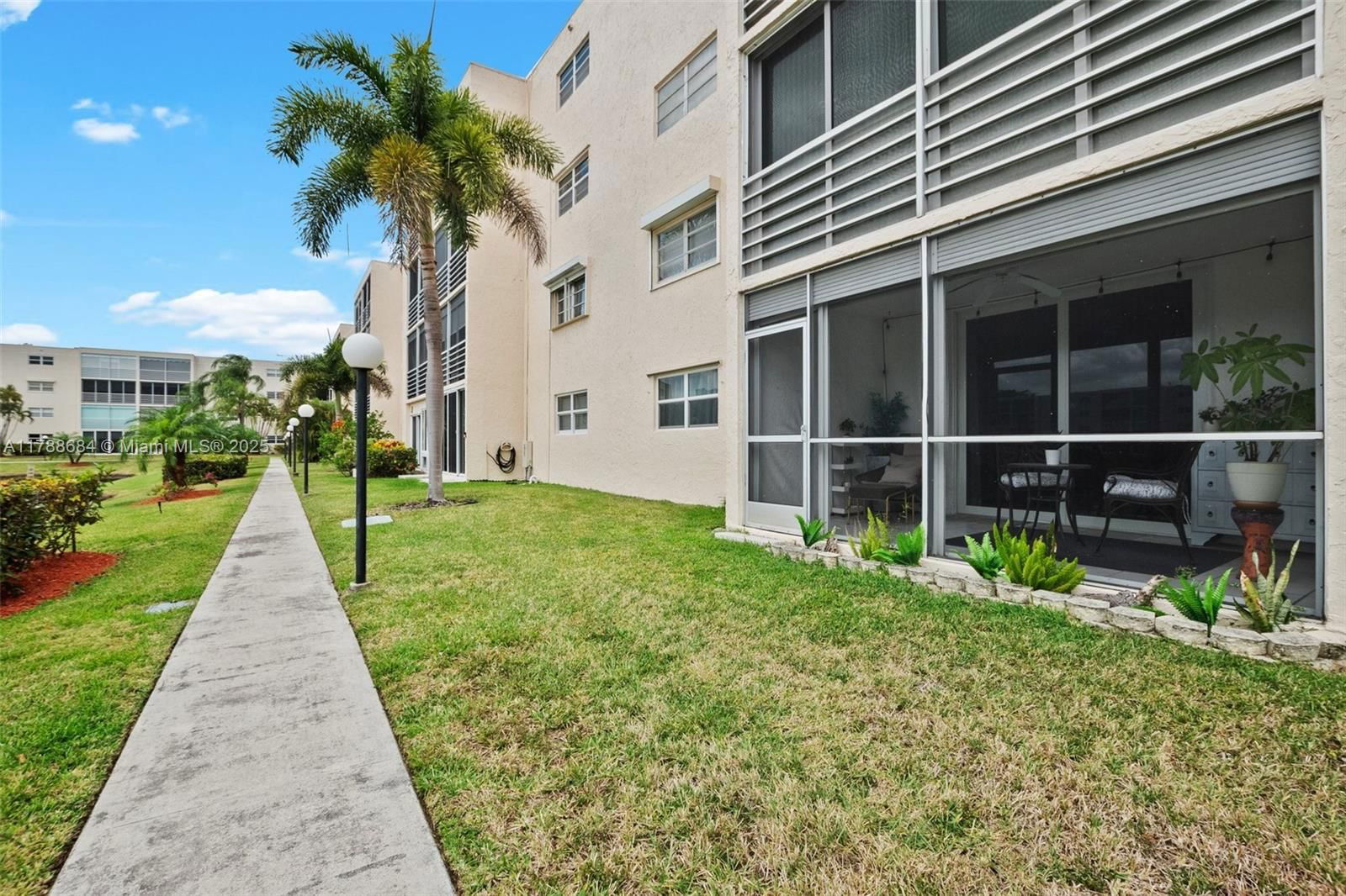Real estate property located at 1024 4th Ave #102, Broward, Meadowbrook Lakes Condo, Dania Beach, FL
