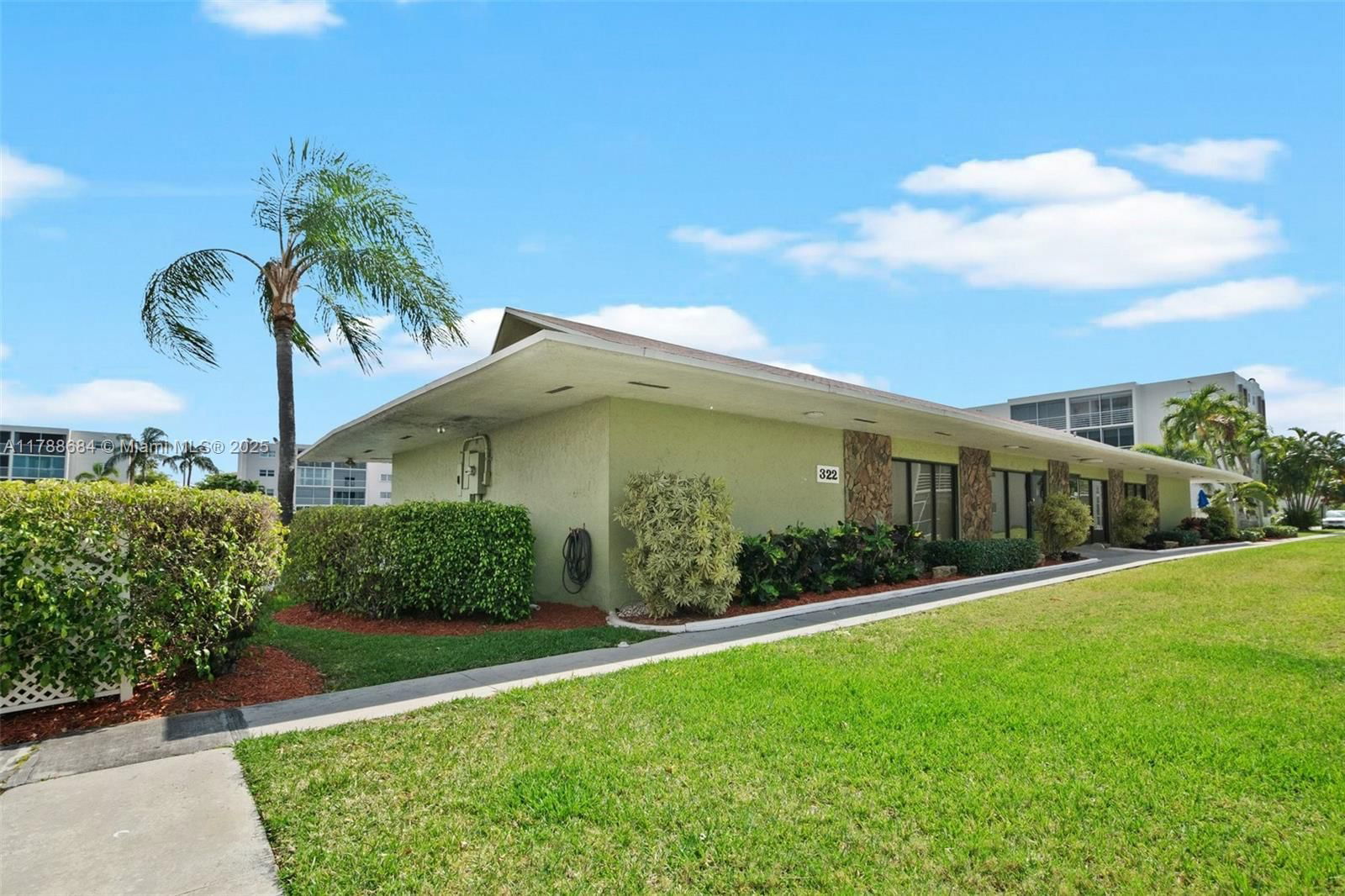 Real estate property located at 1024 4th Ave #102, Broward, Meadowbrook Lakes Condo, Dania Beach, FL
