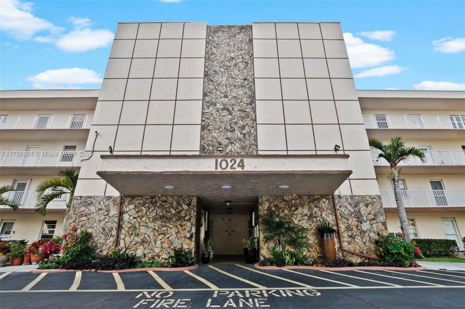 Real estate property located at 1024 4th Ave #102, Broward, Meadowbrook Lakes Condo, Dania Beach, FL