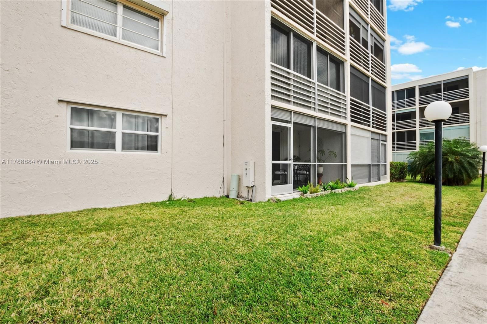 Real estate property located at 1024 4th Ave #102, Broward, Meadowbrook Lakes Condo, Dania Beach, FL