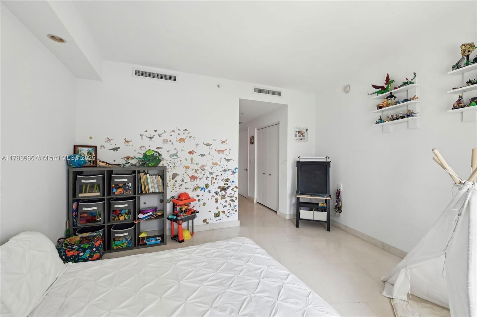 Real estate property located at 901 Brickell Key Blvd #1009, Miami-dade, Carbonell Condo, Miami, FL