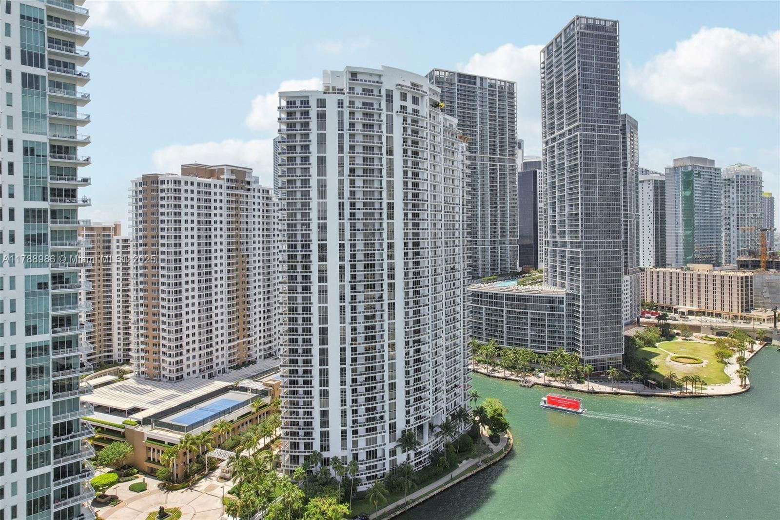 Real estate property located at 901 Brickell Key Blvd #1009, Miami-dade, Carbonell Condo, Miami, FL