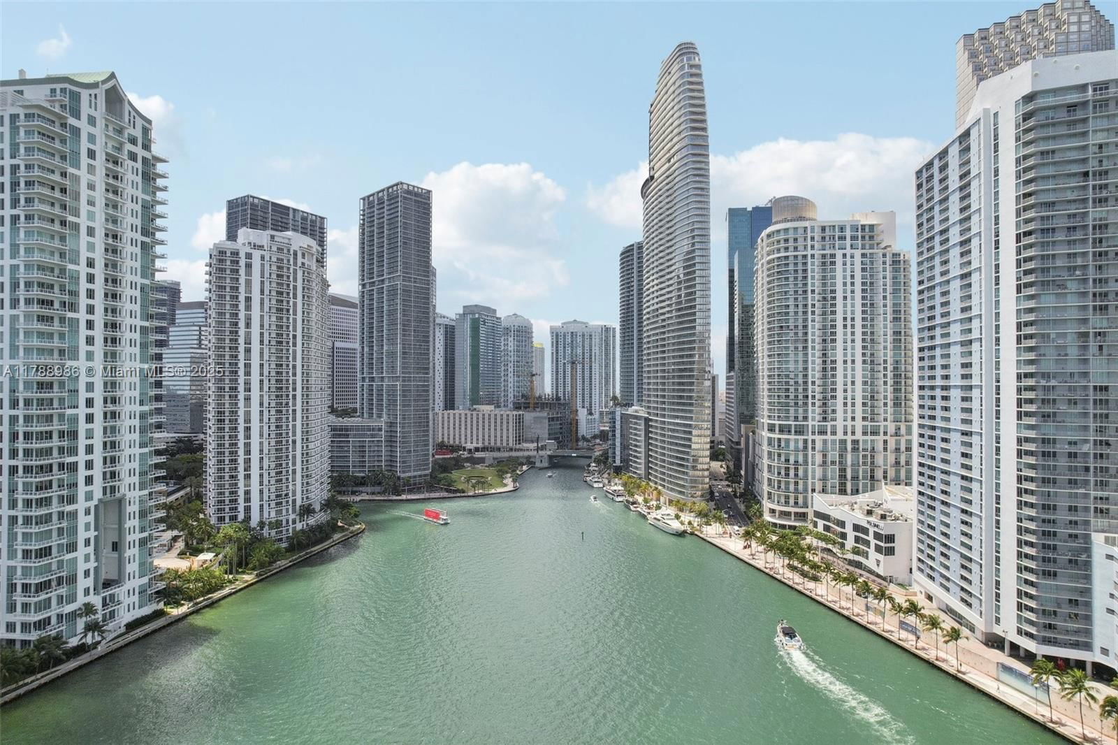 Real estate property located at 901 Brickell Key Blvd #1009, Miami-dade, Carbonell Condo, Miami, FL