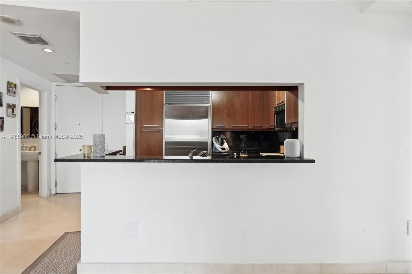 Real estate property located at 901 Brickell Key Blvd #1009, Miami-dade, Carbonell Condo, Miami, FL