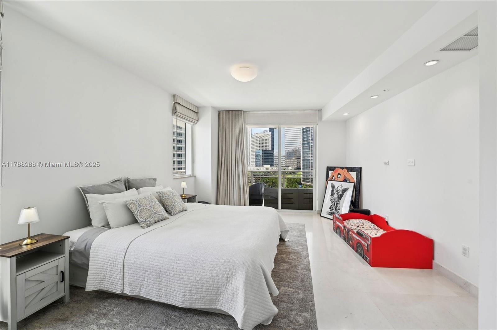 Real estate property located at 901 Brickell Key Blvd #1009, Miami-dade, Carbonell Condo, Miami, FL