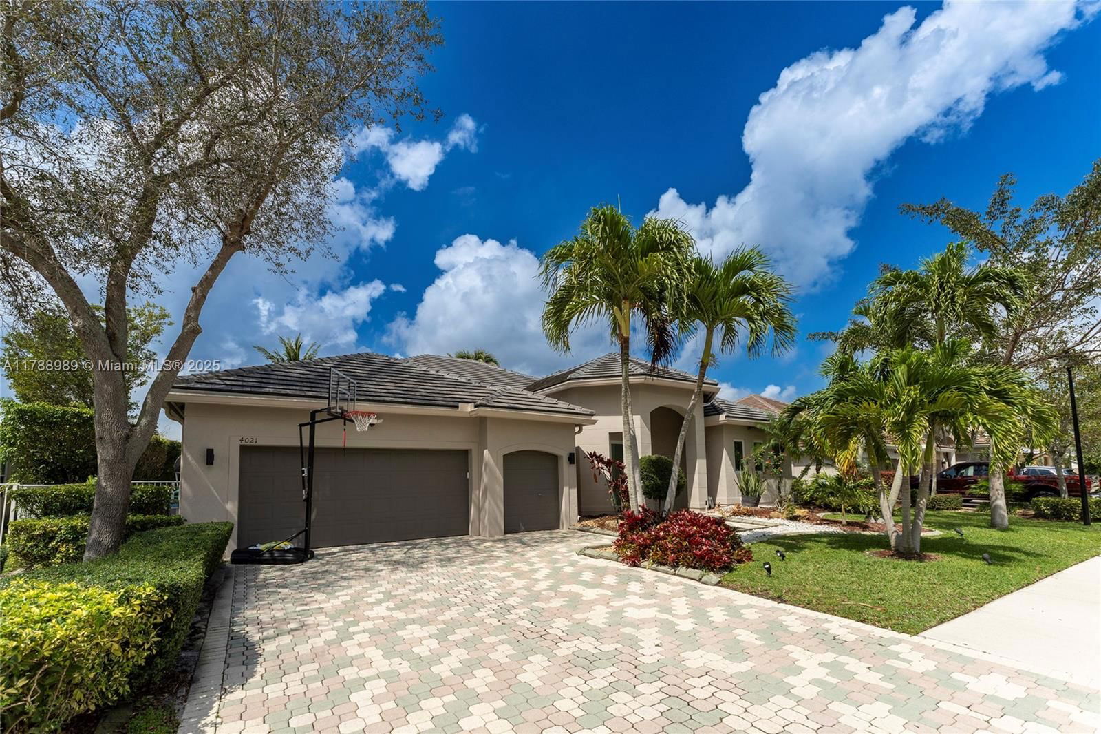 Real estate property located at 4021 Lake Estates Dr, Broward, Rolling Hills Golf & Tenn, Davie, FL