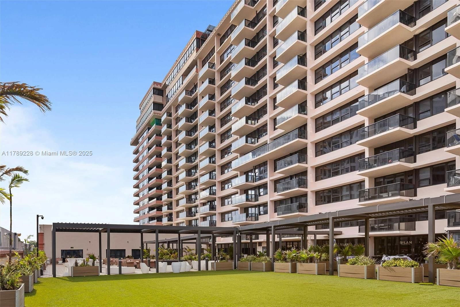 Real estate property located at 5225 Collins Ave #1117, Miami-dade, The Alexander Condo, Miami Beach, FL