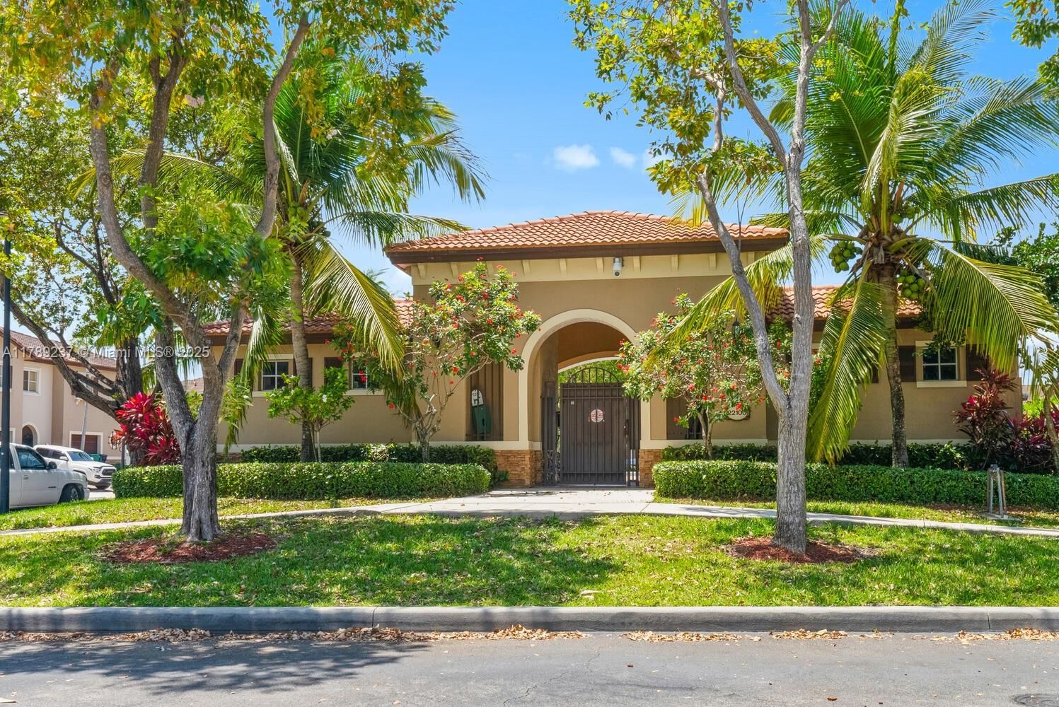 Real estate property located at 21937 88th Path, Miami-dade, Lakes By The Bay Jay, Cutler Bay, FL