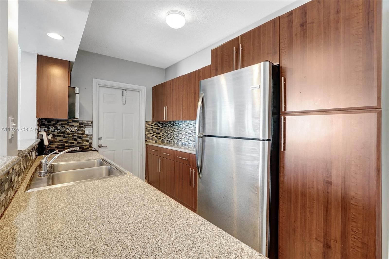 Real estate property located at 2200 Ocean Dr N116, Broward, Waterway @ Hollywood Beac, Hollywood, FL