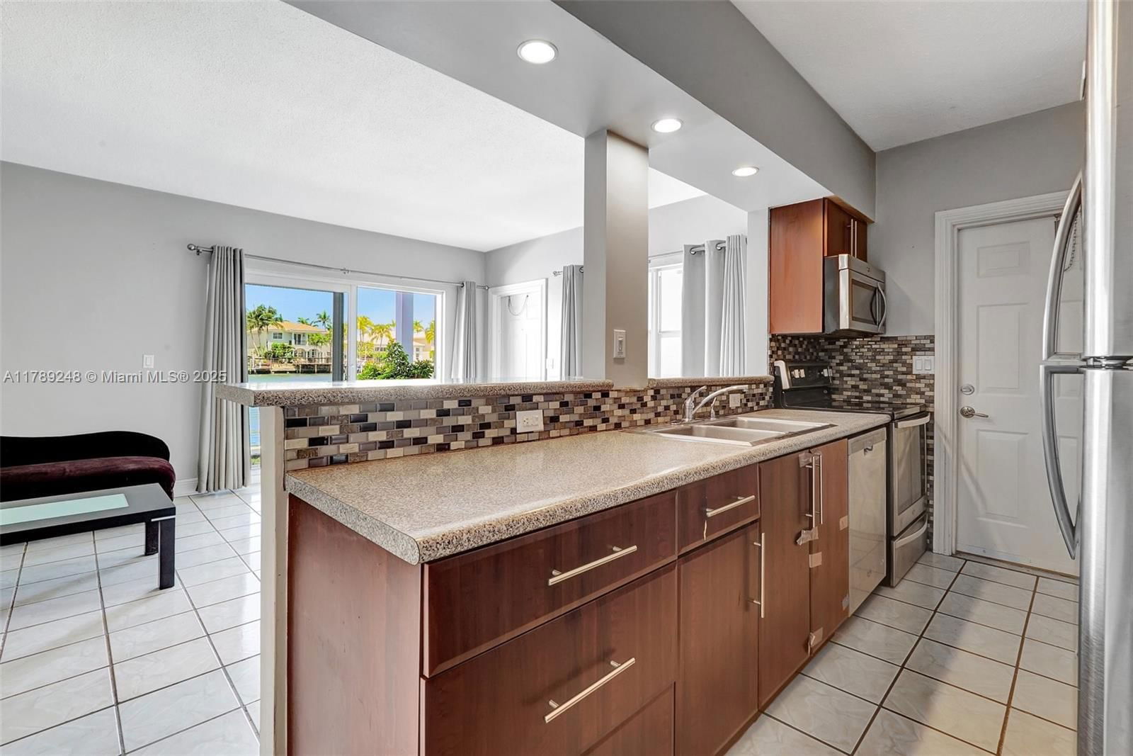 Real estate property located at 2200 Ocean Dr N116, Broward, Waterway @ Hollywood Beac, Hollywood, FL