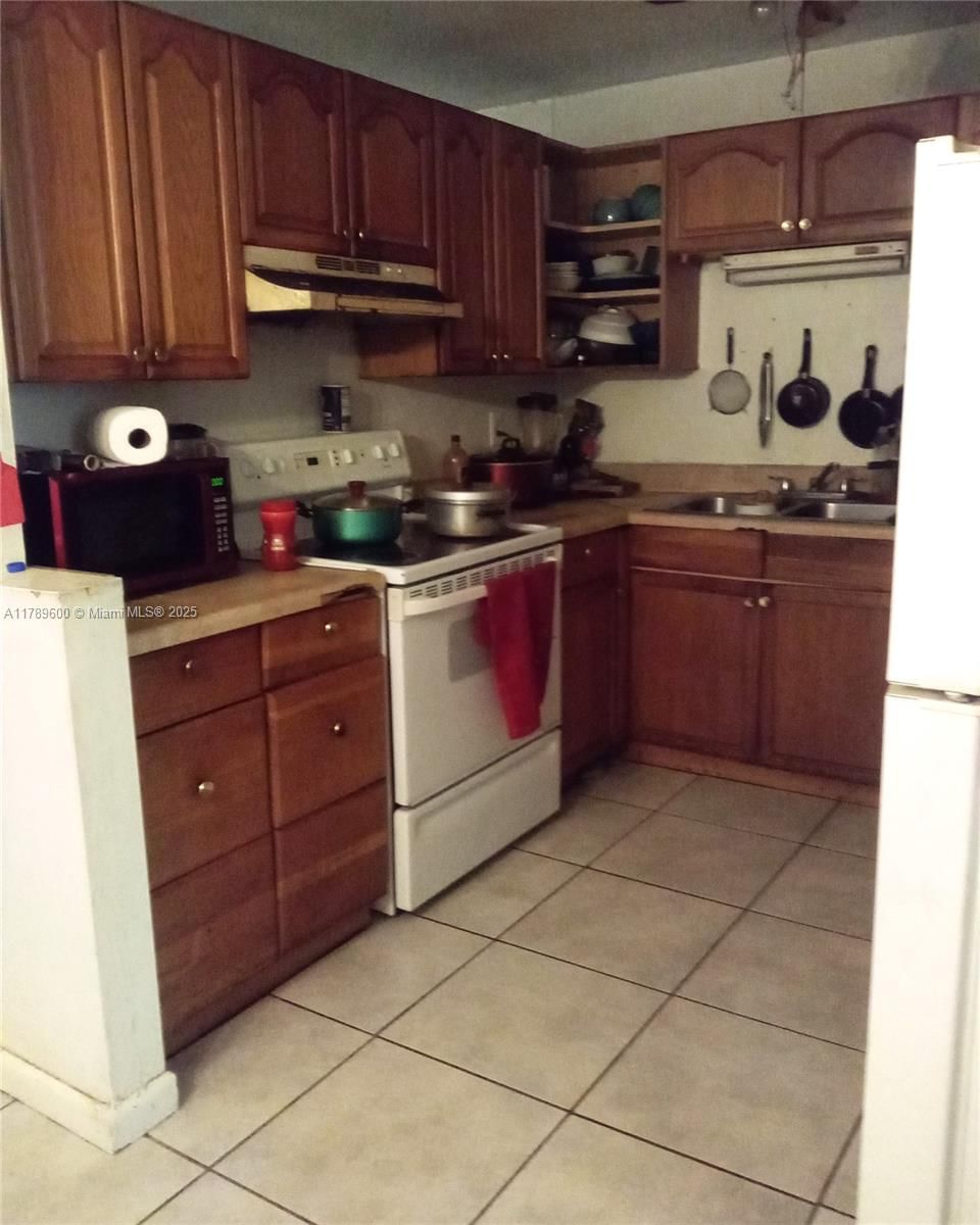 Real estate property located at 221 Serenade Dr., Other, Sun N Lakes Estate, Other City - In The State Of Florida, FL