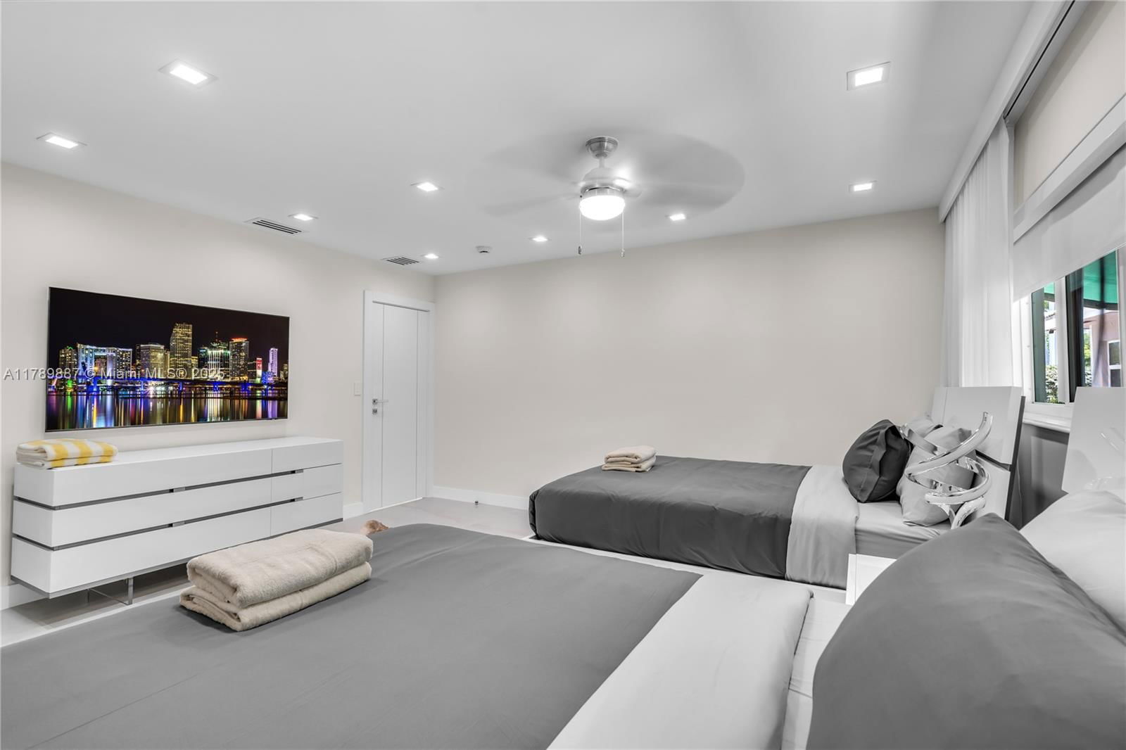 Real estate property located at 1045 Hollywood Blvd, Broward, Hollywood Lakes Section, Hollywood, FL