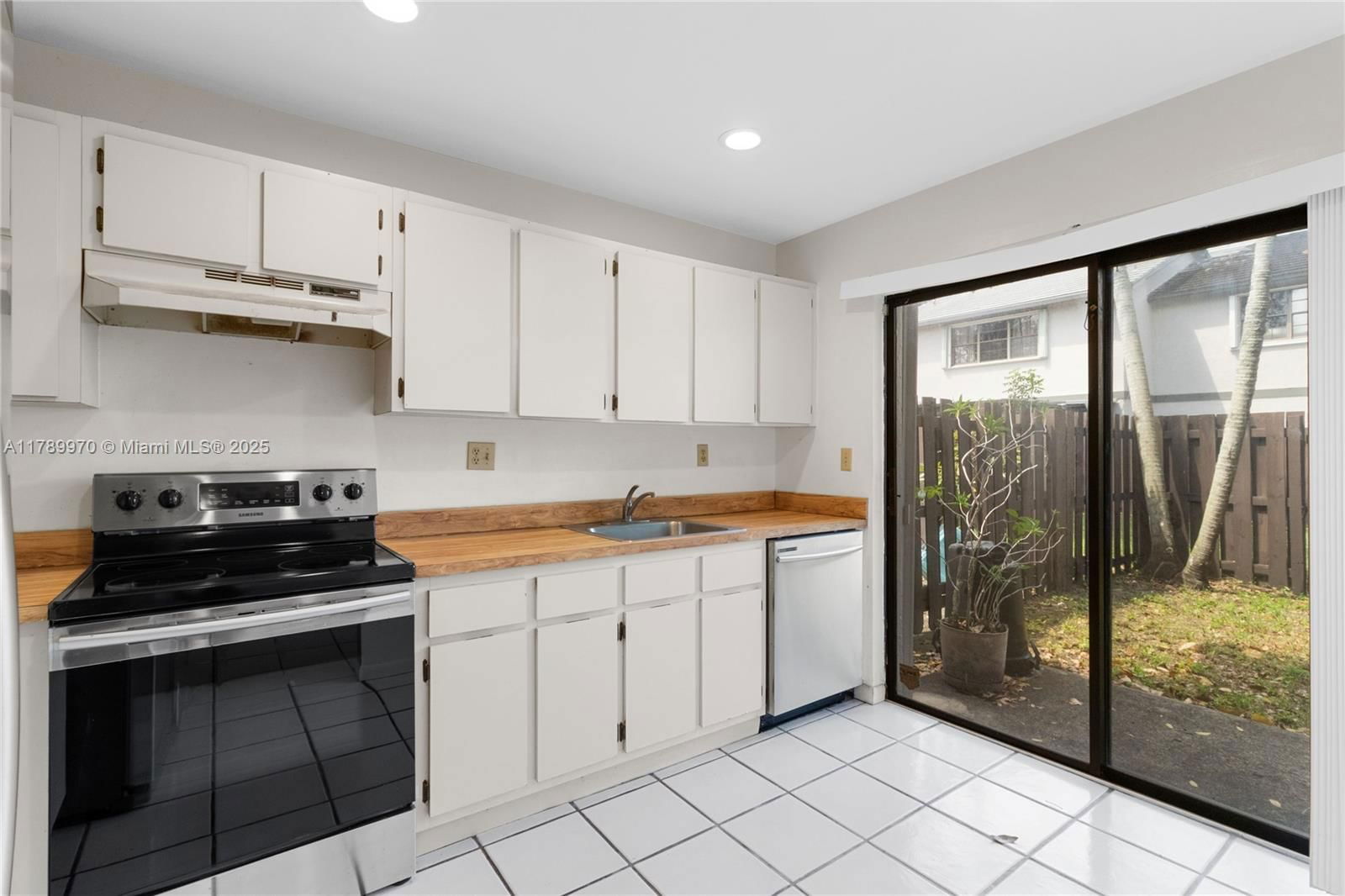 Real estate property located at 11048 154th Ct, Miami-dade, La Maison At The Hammocks, Miami, FL