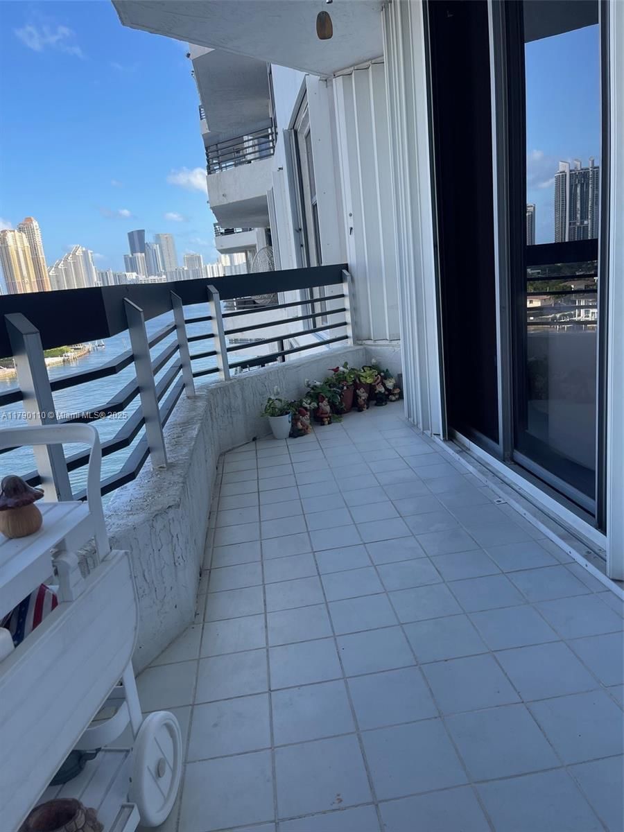 Real estate property located at 19101 36th Ct #1110, Miami-dade, Mystic Pointe Condo No Th, Aventura, FL