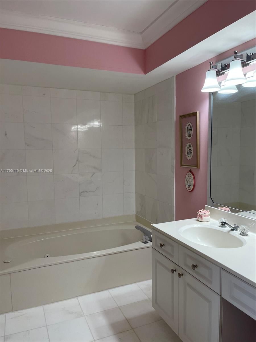 Real estate property located at 19101 36th Ct #1110, Miami-dade, Mystic Pointe Condo No Th, Aventura, FL