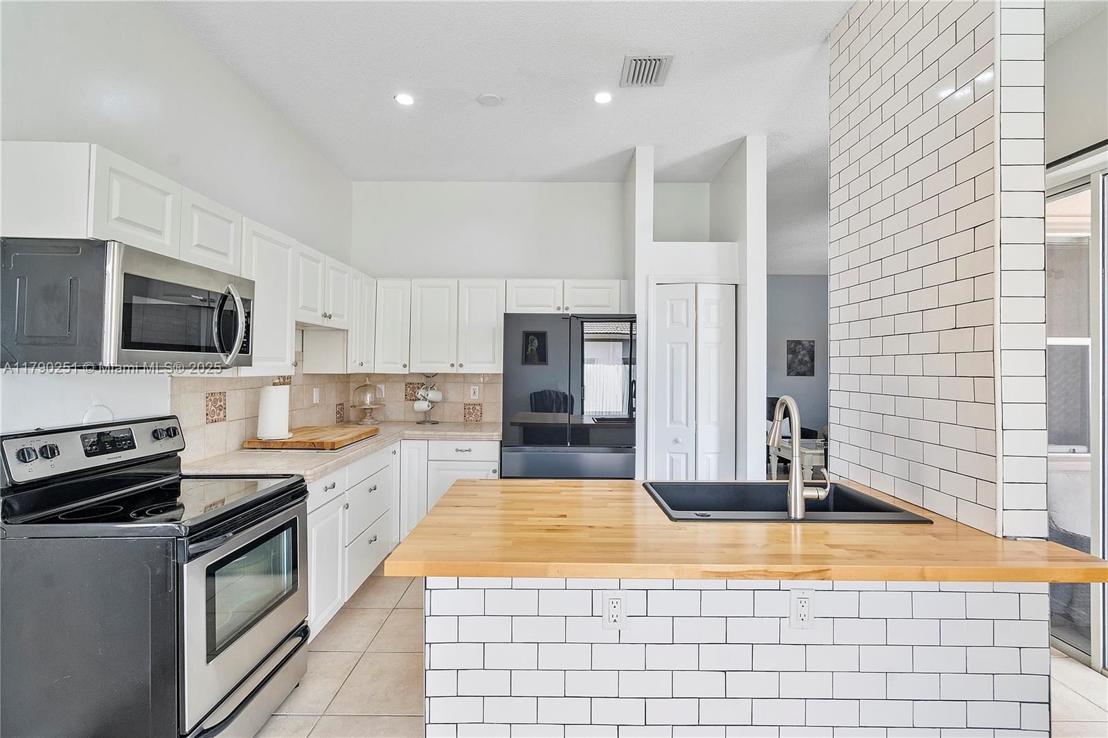 Real estate property located at 13995 Cypress Cove Cir, Broward, West Park-west Parcel, Davie, FL