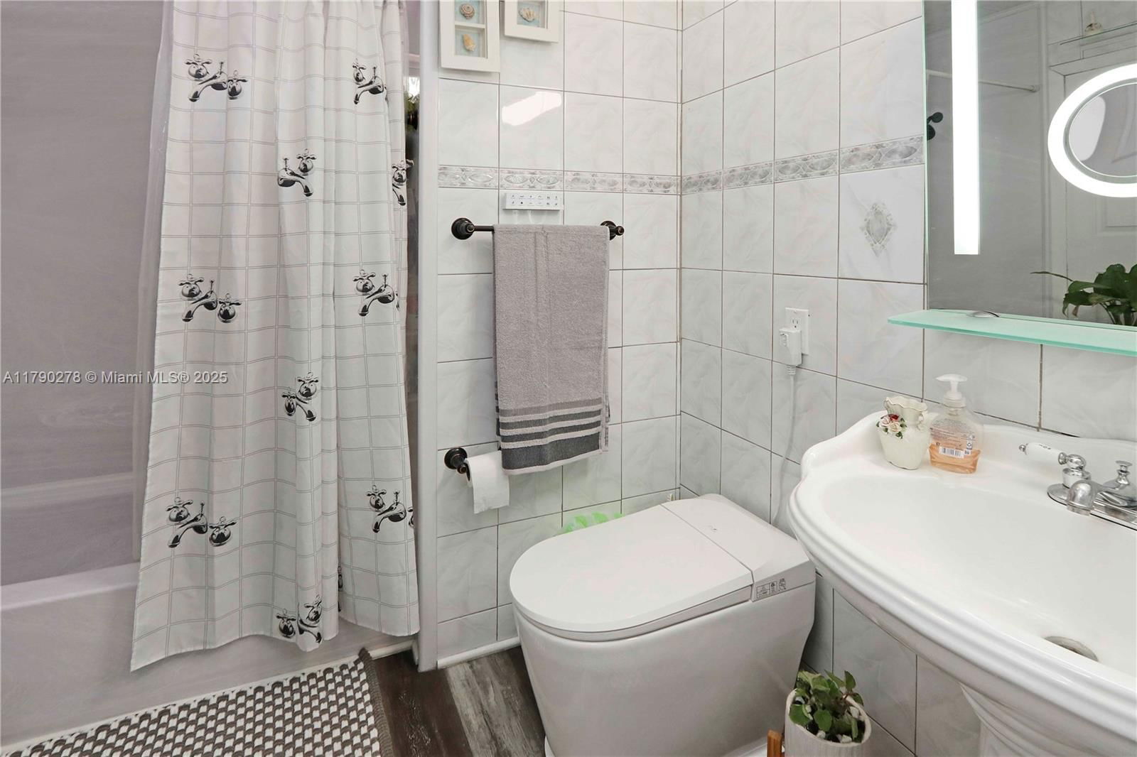 Real estate property located at 11879 208th Ter, Miami-dade, Strawberry Field Sub, Miami, FL