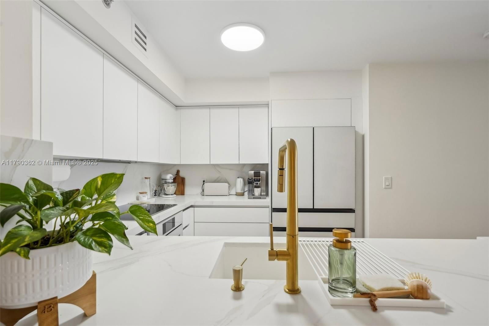Real estate property located at 19701 Country Club Dr #5603, Miami-dade, The Yacht Club At Aventur, Aventura, FL