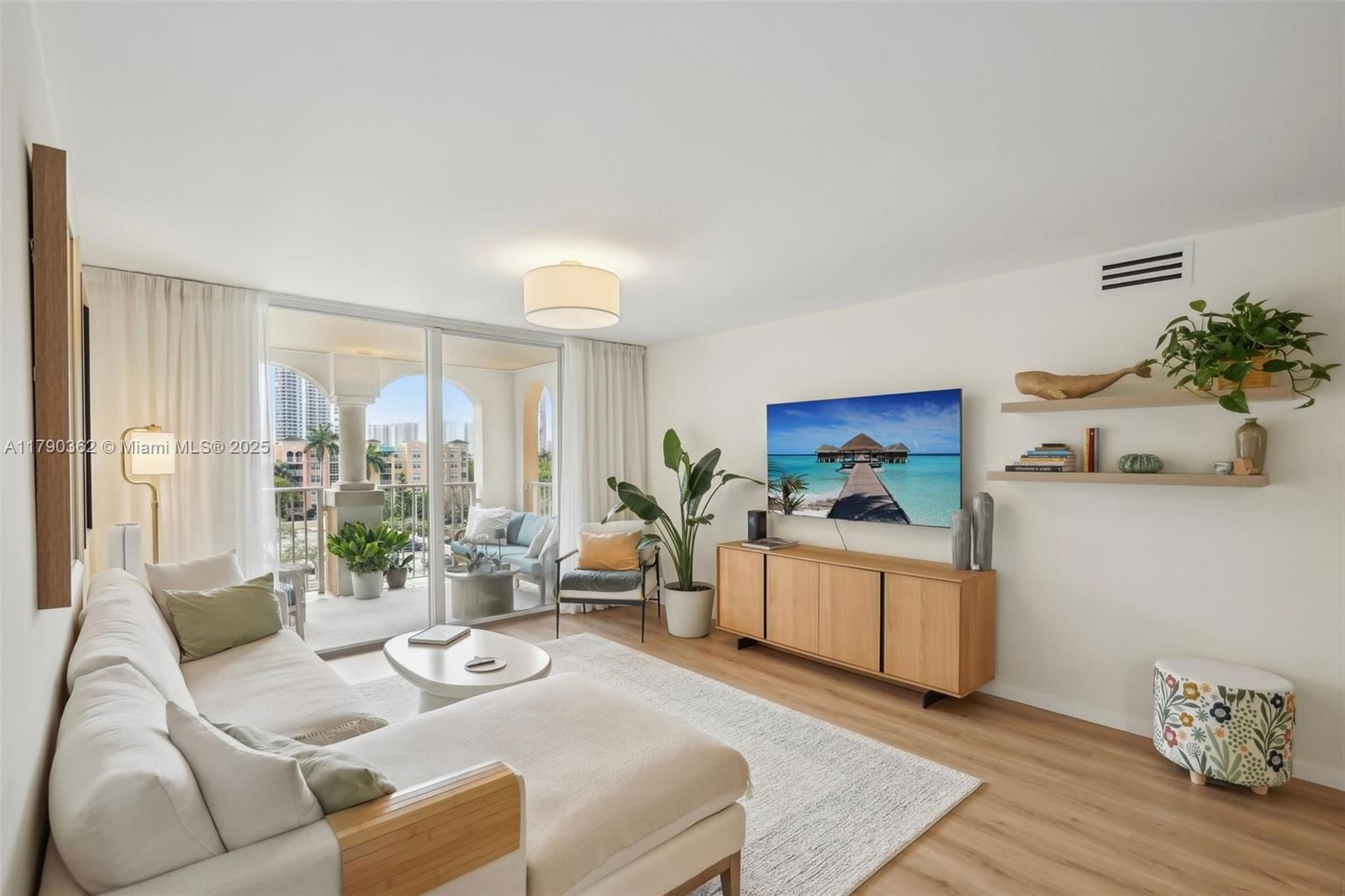 Real estate property located at 19701 Country Club Dr #5603, Miami-dade, The Yacht Club At Aventur, Aventura, FL