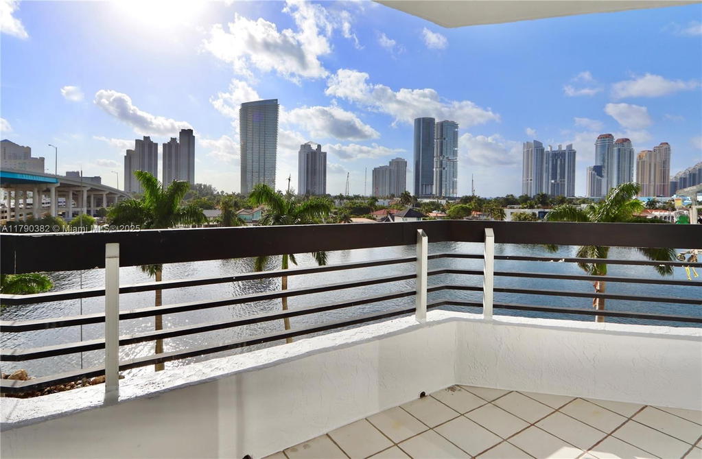 Real estate property located at 19195 36th Ct #608, Miami-dade, Mystic Pointe Condo No Tw, Aventura, FL