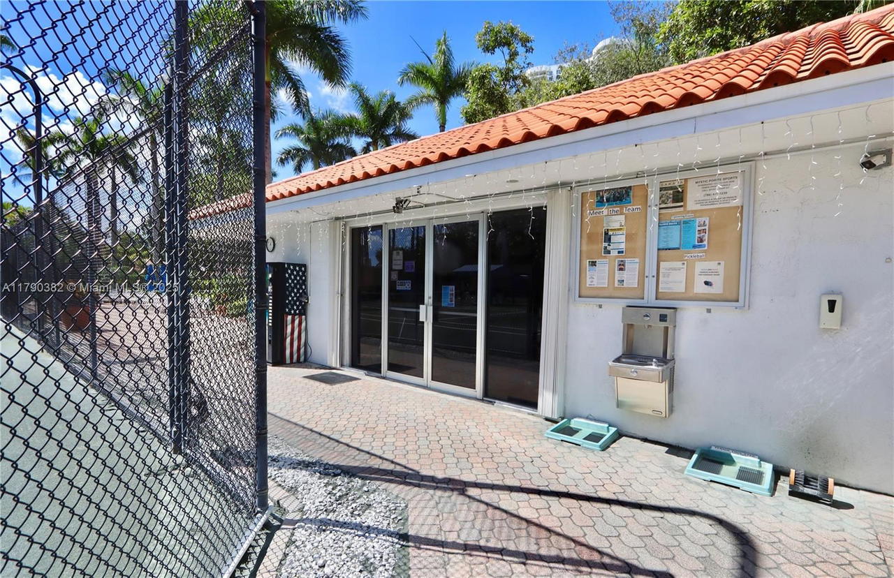 Real estate property located at 19195 36th Ct #608, Miami-dade, Mystic Pointe Condo No Tw, Aventura, FL