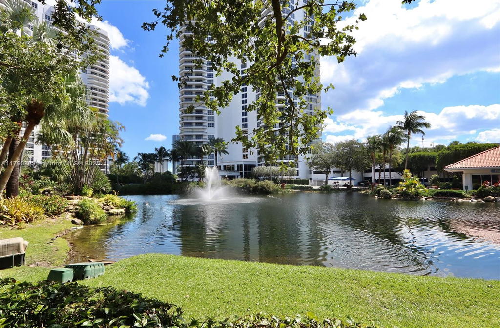 Real estate property located at 19195 36th Ct #608, Miami-dade, Mystic Pointe Condo No Tw, Aventura, FL