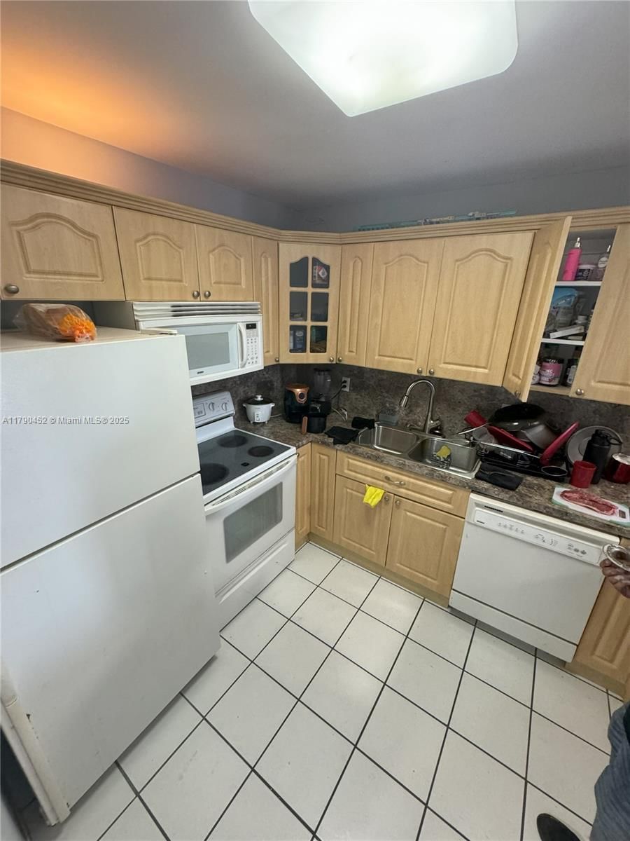 Real estate property located at 8005 Lake Dr #404, Miami-dade, Sandoral Condo Ph I, Doral, FL