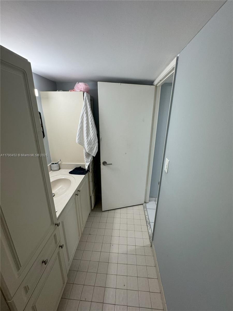 Real estate property located at 8005 Lake Dr #404, Miami-dade, Sandoral Condo Ph I, Doral, FL