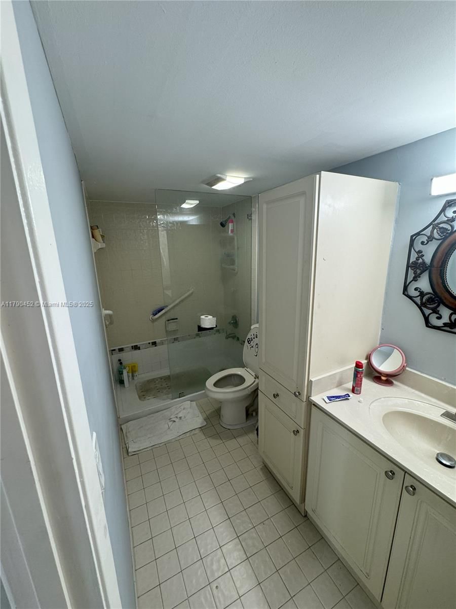 Real estate property located at 8005 Lake Dr #404, Miami-dade, Sandoral Condo Ph I, Doral, FL