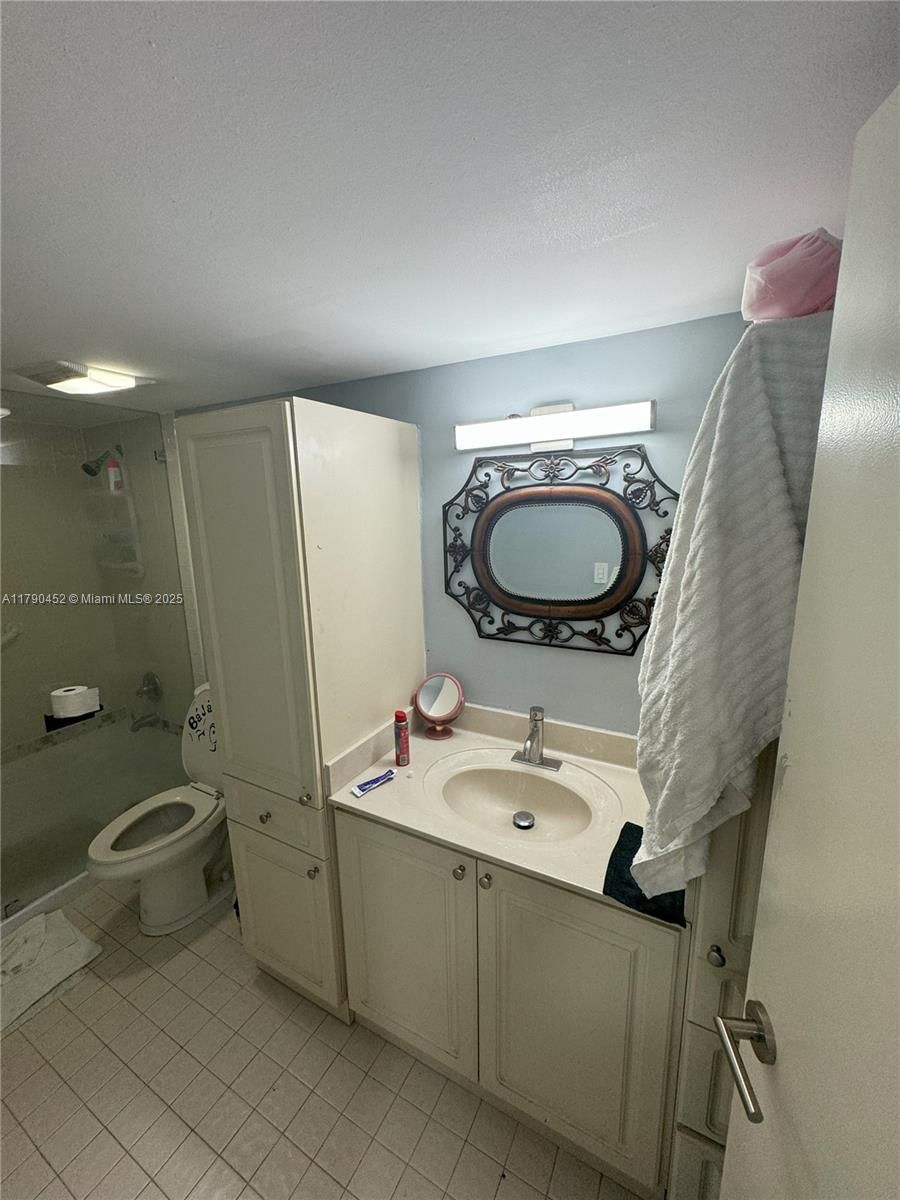 Real estate property located at 8005 Lake Dr #404, Miami-dade, Sandoral Condo Ph I, Doral, FL