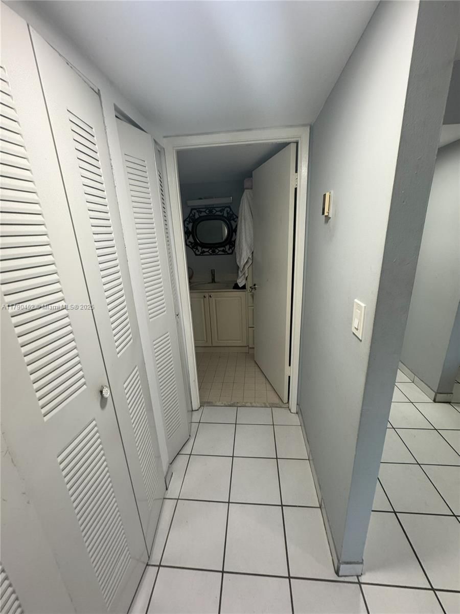 Real estate property located at 8005 Lake Dr #404, Miami-dade, Sandoral Condo Ph I, Doral, FL