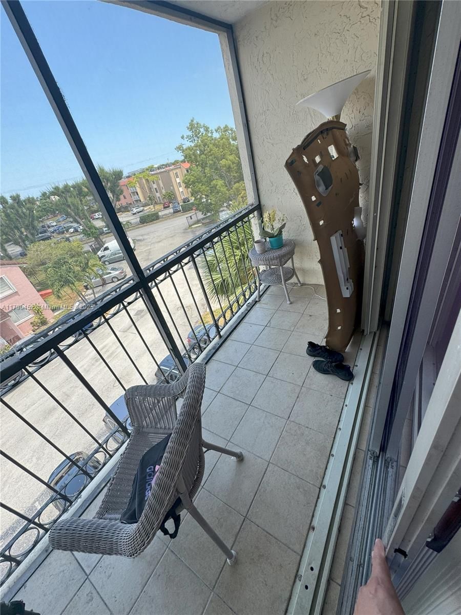 Real estate property located at 8005 Lake Dr #404, Miami-dade, Sandoral Condo Ph I, Doral, FL