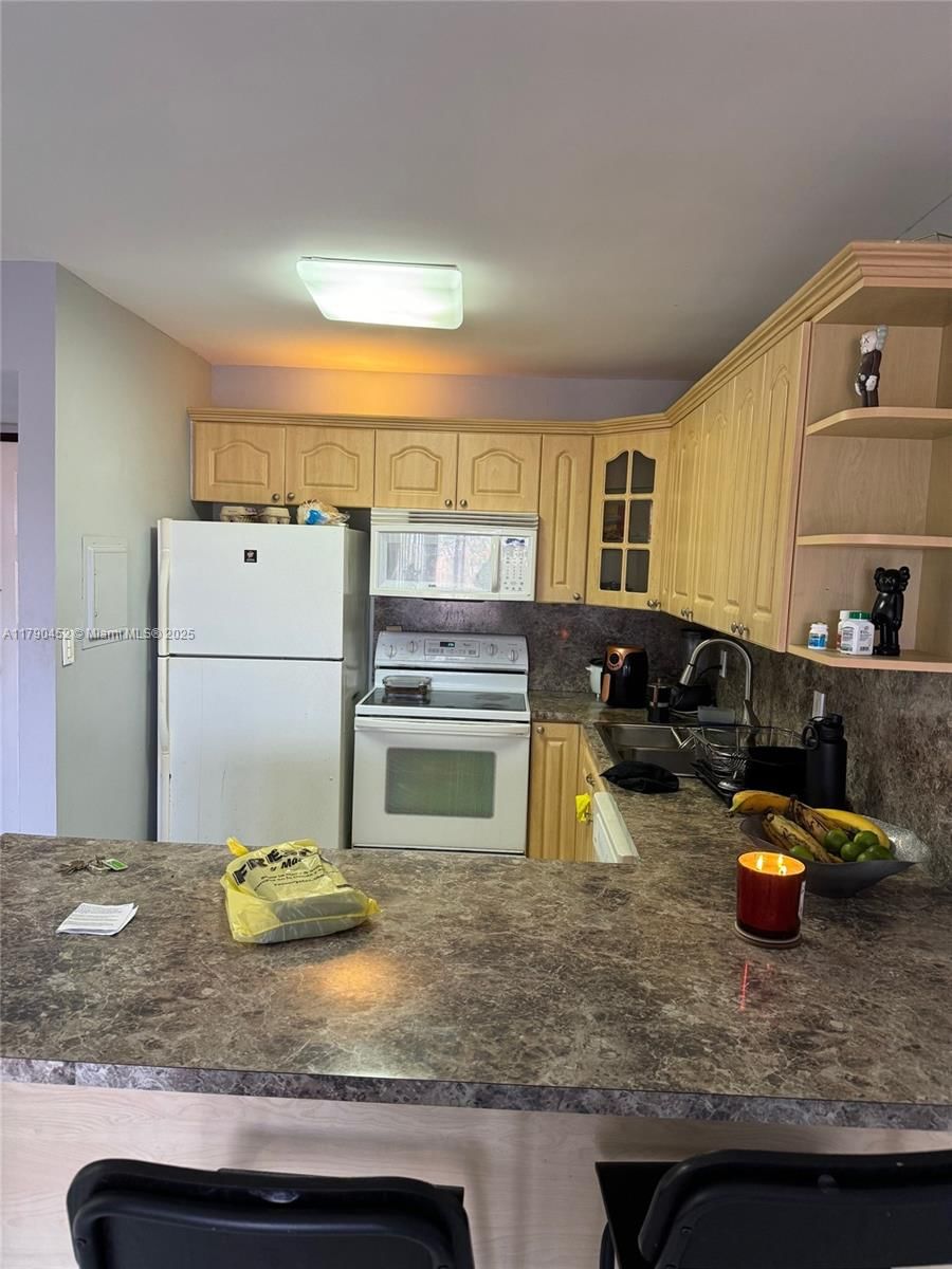 Real estate property located at 8005 Lake Dr #404, Miami-dade, Sandoral Condo Ph I, Doral, FL