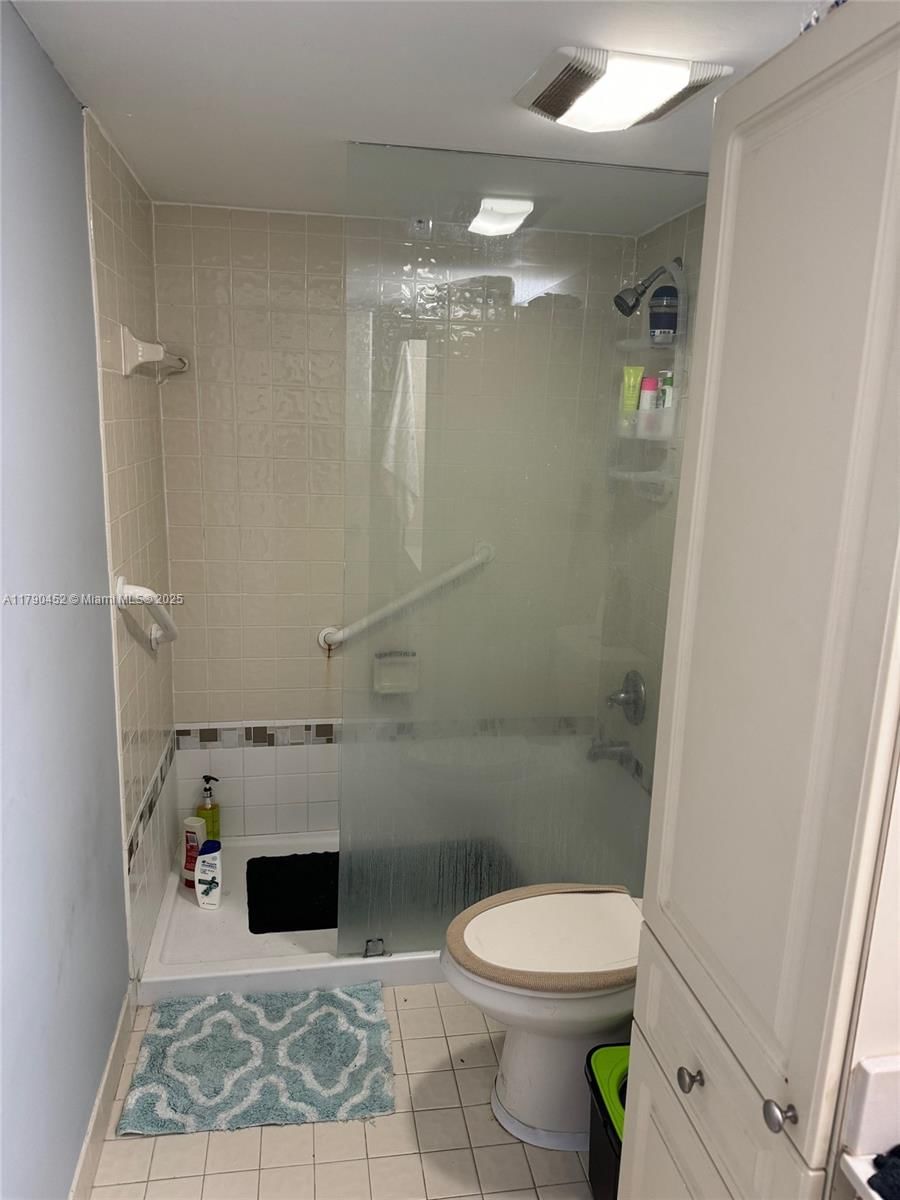 Real estate property located at 8005 Lake Dr #404, Miami-dade, Sandoral Condo Ph I, Doral, FL