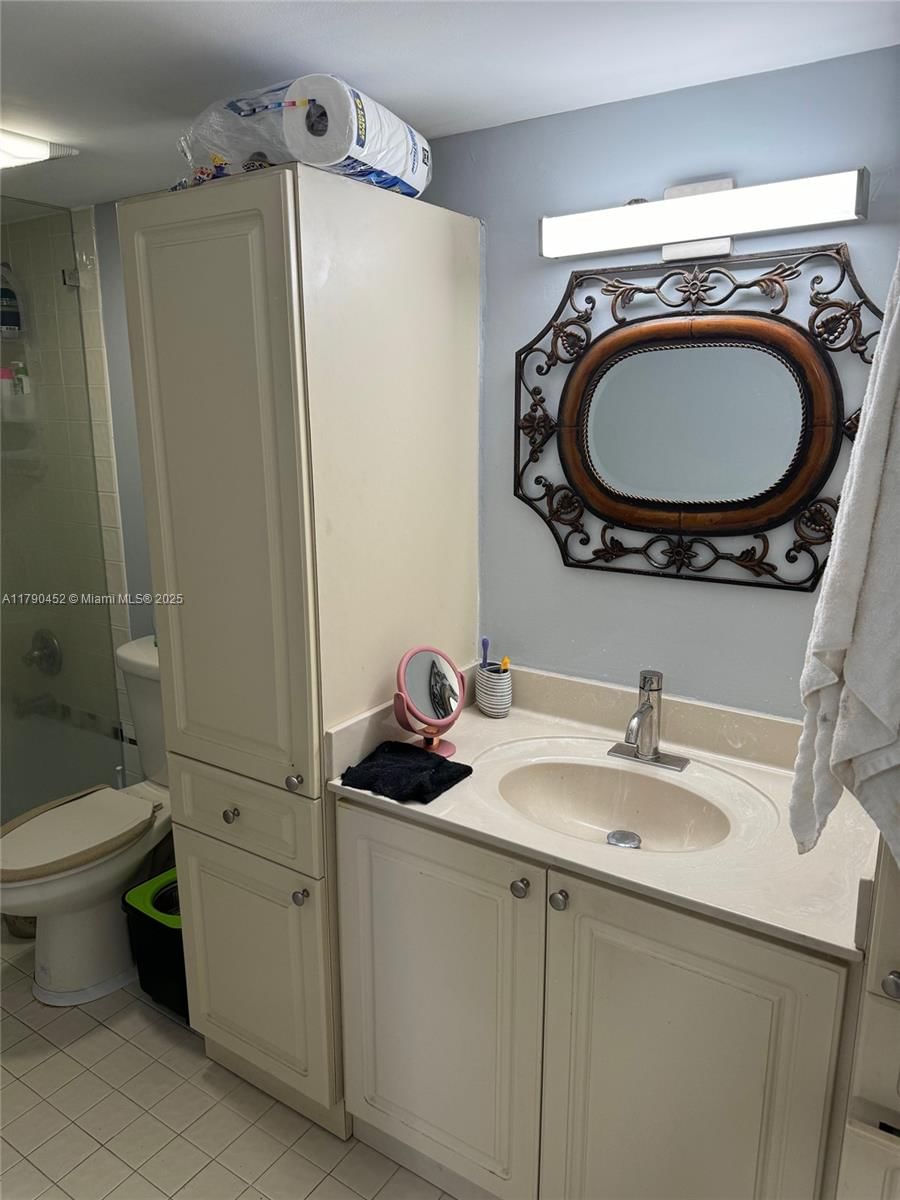 Real estate property located at 8005 Lake Dr #404, Miami-dade, Sandoral Condo Ph I, Doral, FL