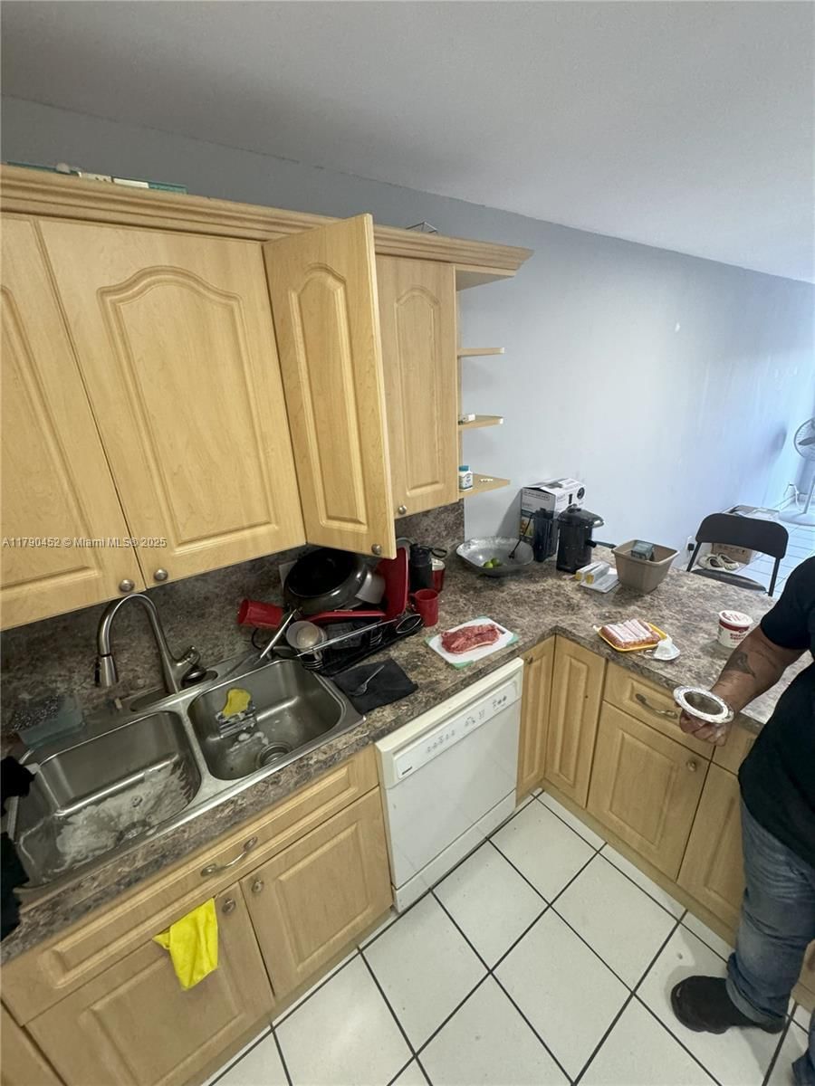 Real estate property located at 8005 Lake Dr #404, Miami-dade, Sandoral Condo Ph I, Doral, FL