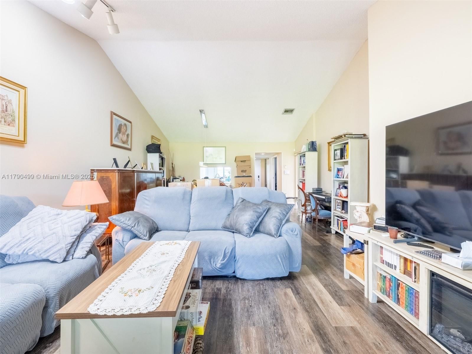 Real estate property located at 370 Fairway Cir #13, Broward, Villas At Bonaventure In, Weston, FL