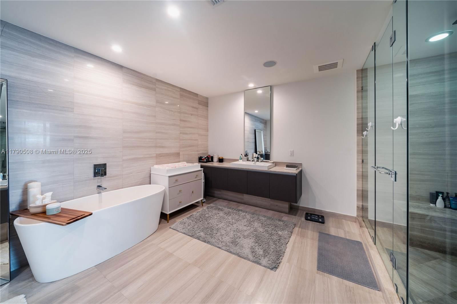 Real estate property located at 3250 188th St #606, Miami-dade, Echo Condo, Aventura, FL