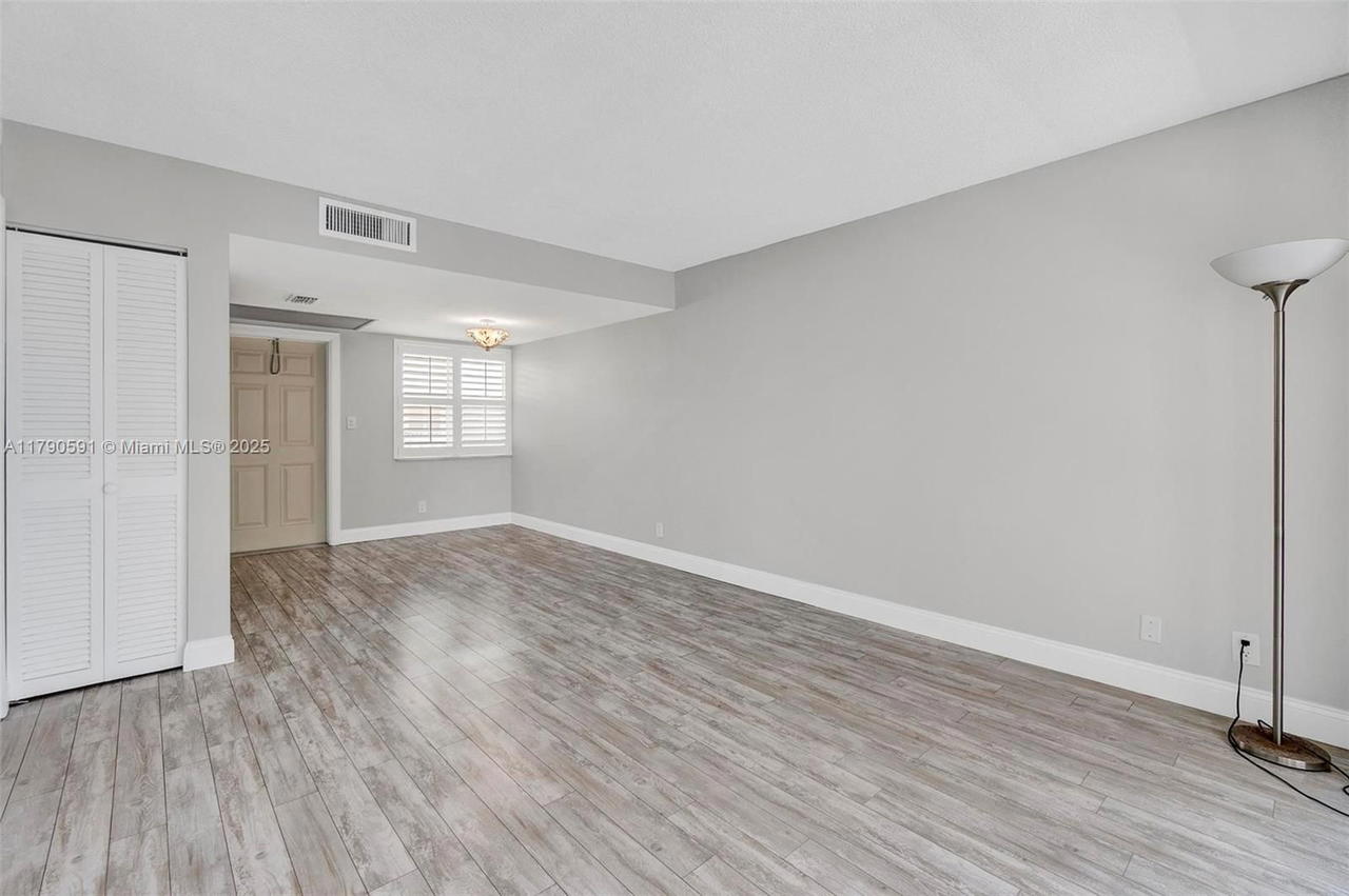 Real estate property located at 1810 New Palm Way #214, Palm Beach, Seacrest Villas Condo, Boynton Beach, FL