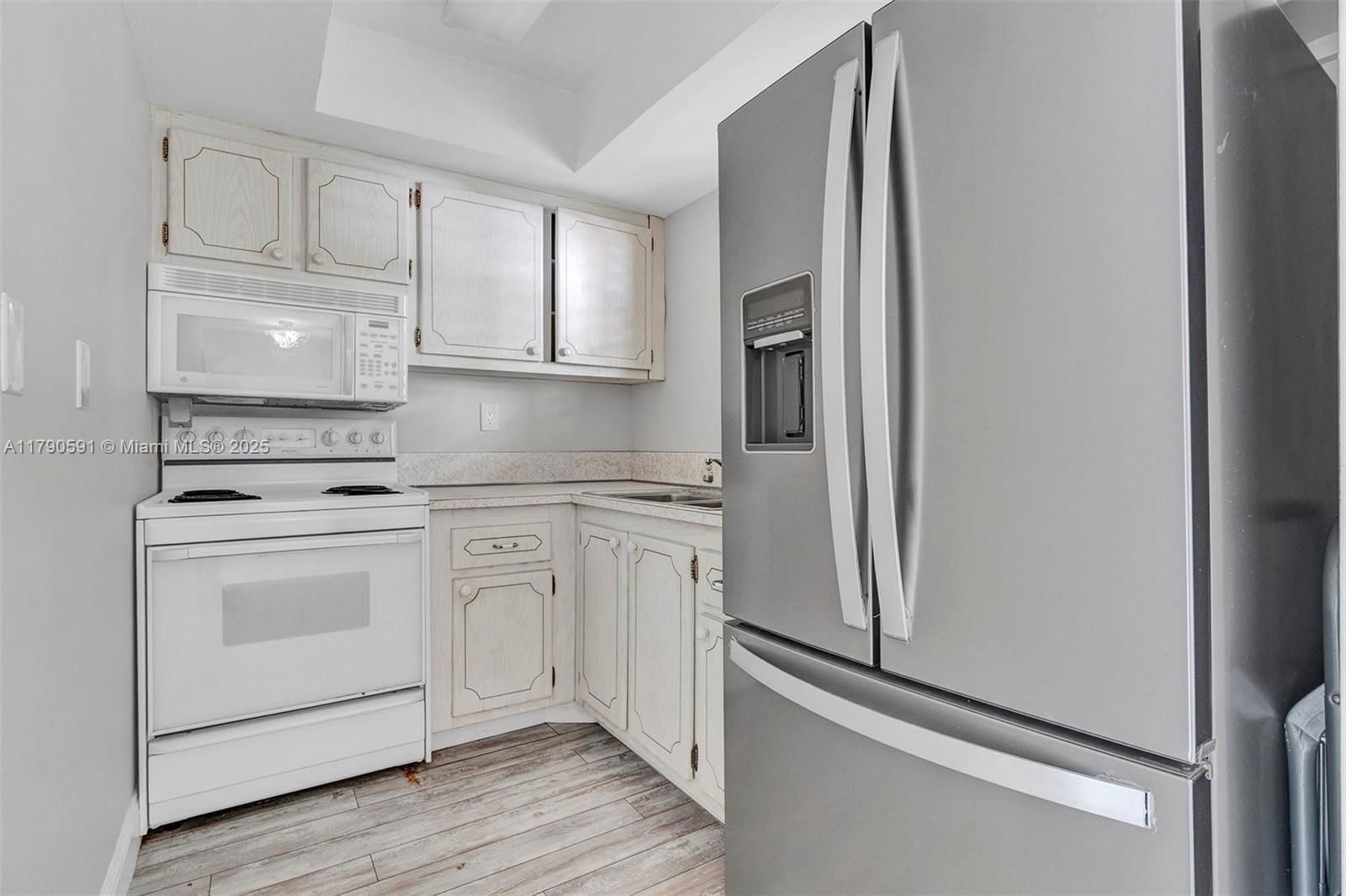 Real estate property located at 1810 New Palm Way #214, Palm Beach, Seacrest Villas Condo, Boynton Beach, FL