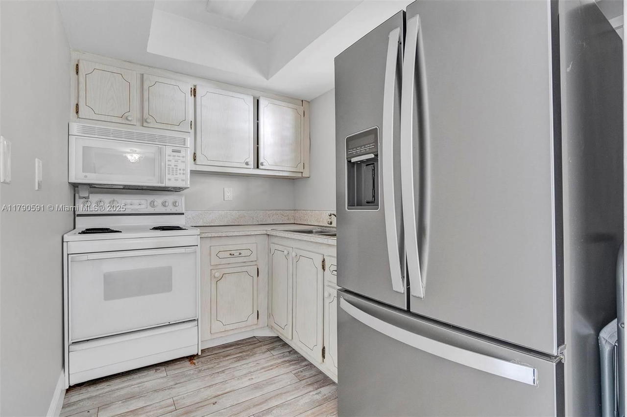 Real estate property located at 1810 New Palm Way #214, Palm Beach, Seacrest Villas Condo, Boynton Beach, FL
